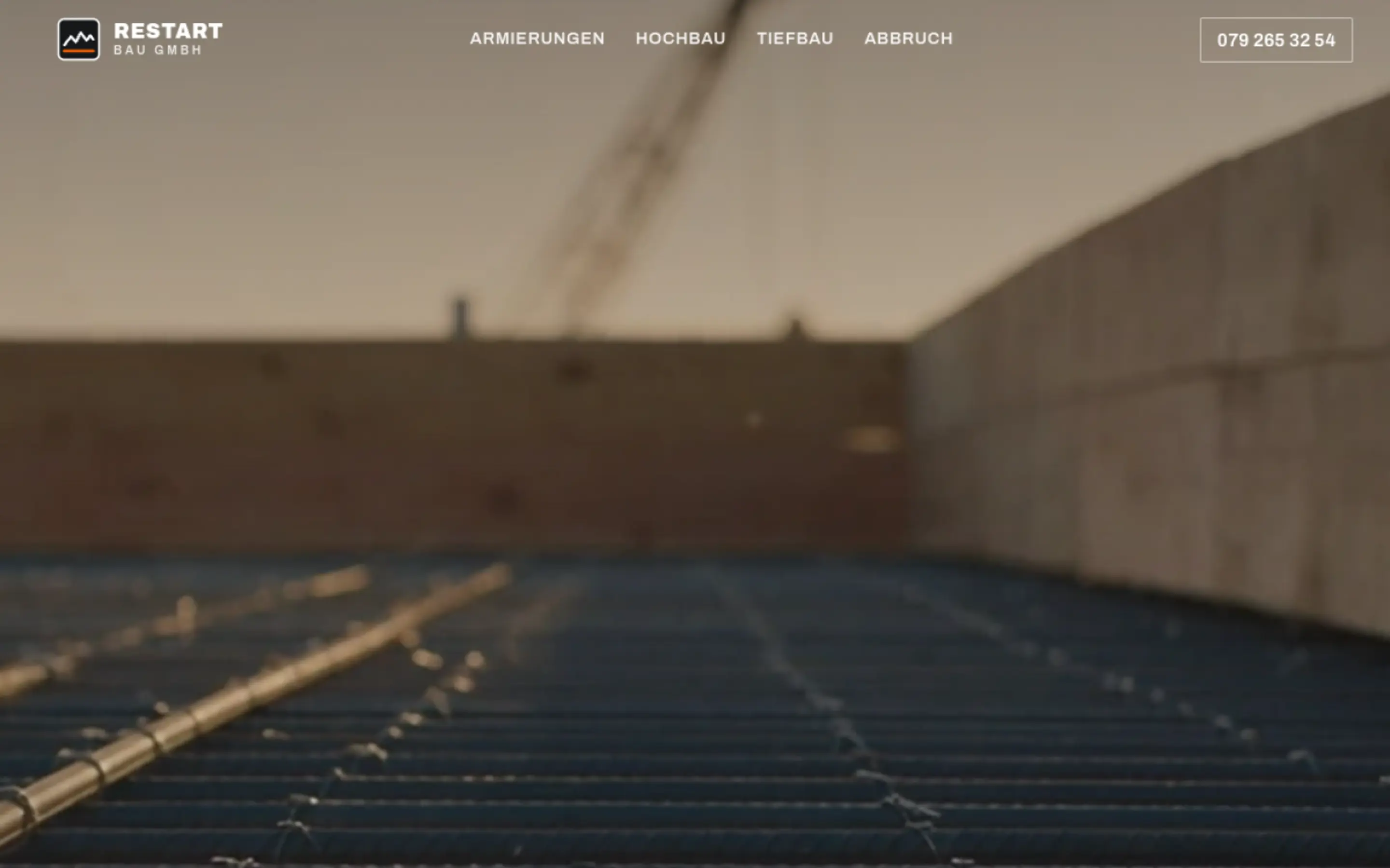 Website der Restart Bau GmbH: Hero mit KI-Video einer Baustelle und Anruf-Button